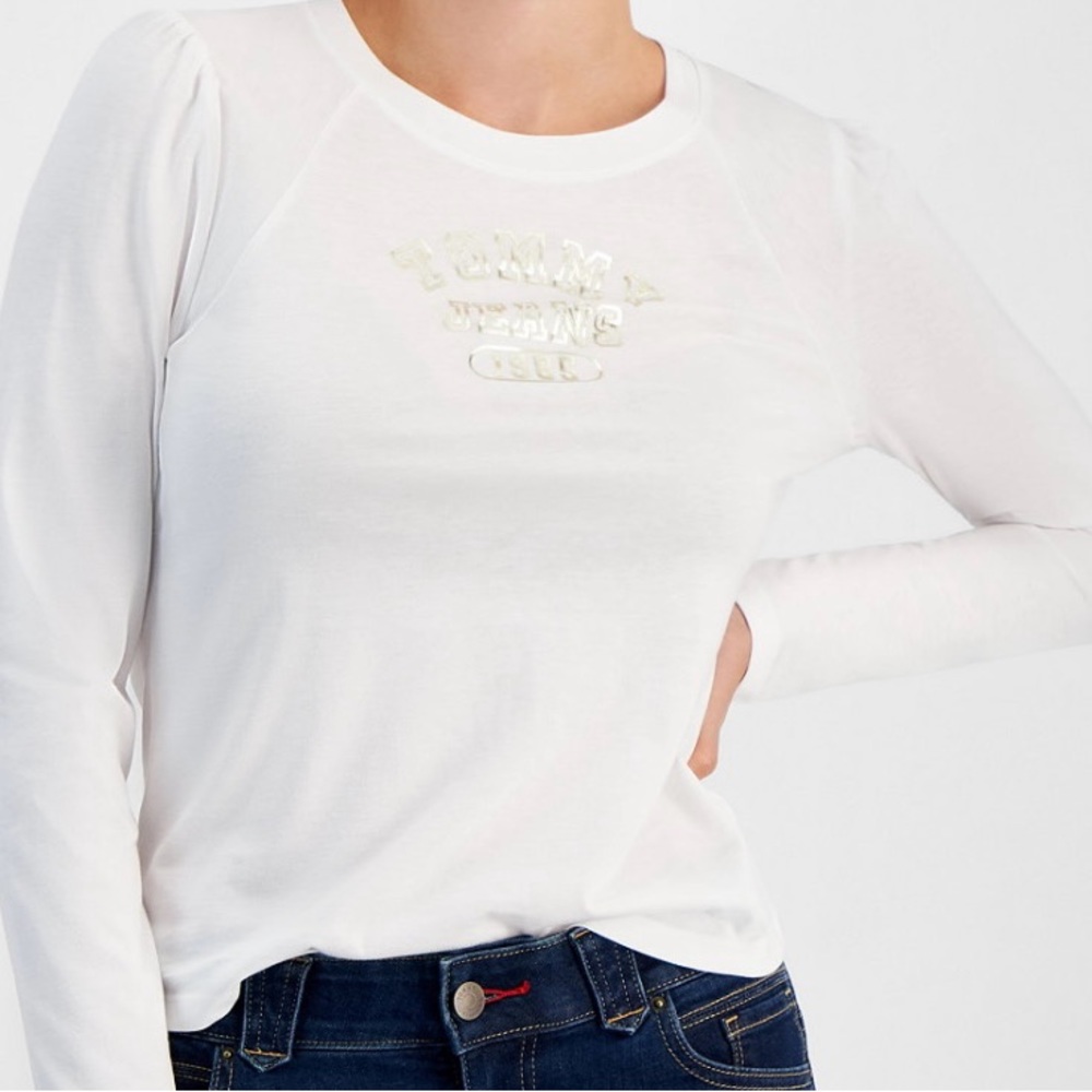 Cute long sleeves Tommy Jeans top. Metallic logo